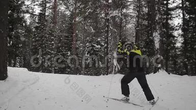 滑雪者在树林里溜冰，穿过树林